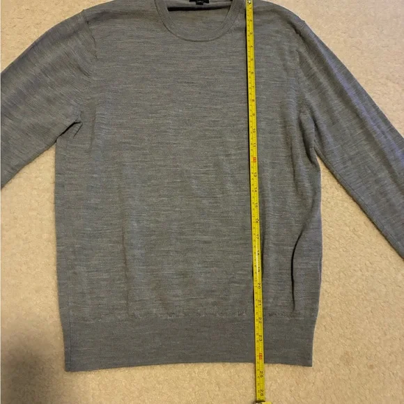 Uniqlo Women’s Merino Wool Crewneck Sweater in Heather Gray - Picture 5 of 9